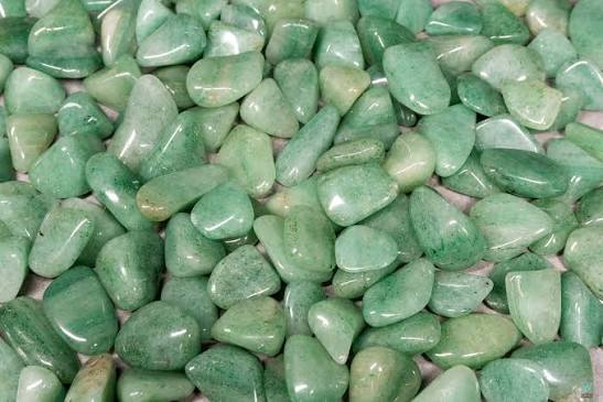 Adventurine: A Complete Guide to the Sparkling Gemstone, Its Meaning, Properties, and Uses adventurine